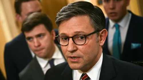 النائب أندي أوجلز يتحدث مع زملائه في الكونغرس، مع تواجد عدد من الجمهوريين خلفه، خلال مناقشات حول ميزانية الحزب.