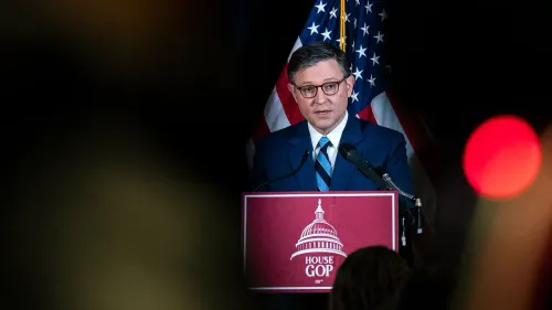 نائب يتحدث في مؤتمر صحفي أمام لافتة الحزب الجمهوري، مع العلم الأمريكي خلفه، وسط أجواء متوترة حول التصويت بالوكالة للآباء الجدد.