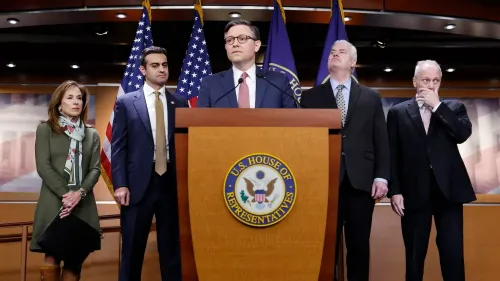 متحدثون من الحزب الجمهوري في مؤتمر صحفي، يتوسطهم مايك جونسون، يناقشون خطة الميزانية المثيرة للجدل.