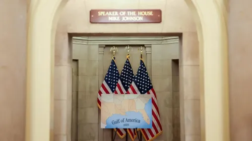لافتة تحمل اسم "خليج أمريكا" أمام أعلام الولايات المتحدة في مبنى مجلس النواب، في سياق مناقشة مشروع قانون لتغيير اسم خليج المكسيك.