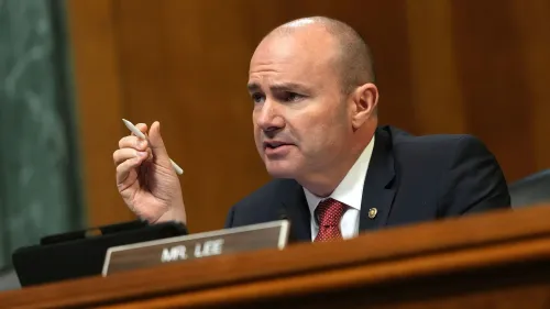 السيناتور الجمهوري مايك لي يتحدث في جلسة، مع التركيز على قضايا الخطاب السياسي والعنف بعد الهجمات في مينيسوتا.