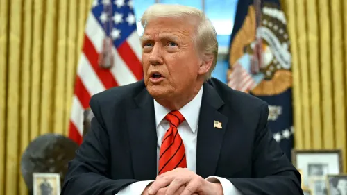 ترامب يتحدث في المكتب البيضاوي، مع العلم الأمريكي خلفه، في سياق إقالة ثمانية مفتشين عامين ورفعهم دعوى قضائية لاستعادة وظائفهم.