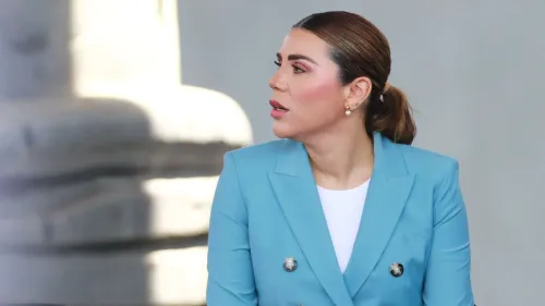 حاكمة ولاية باخا كاليفورنيا، مارينا ديل بيلار أفيلا، تظهر في صورة تعبيرية أثناء حديثها عن سحب التأشيرات السياحية من الولايات المتحدة.