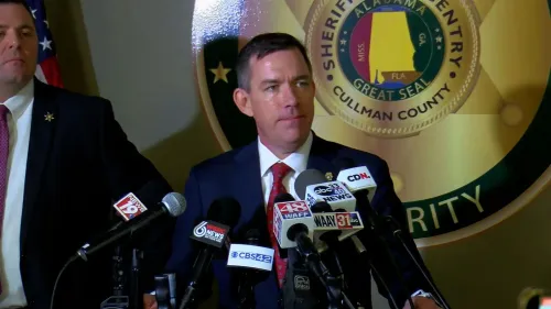 مدعي عام مقاطعة كولمان يتحدث خلال مؤتمر صحفي حول توصيات هيئة المحلفين الكبرى بإلغاء قسم شرطة هانسفيل بسبب الفساد.