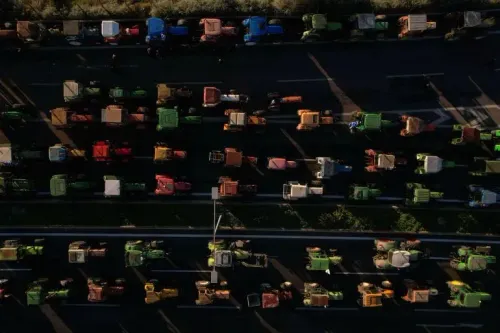 احتجاج مزارعين يونانيين على تأخر إعانات الاتحاد الأوروبي، حيث أوقفوا حركة المرور باستخدام الجرارات على الطريق السريع بين أثينا وتسالونيكي.