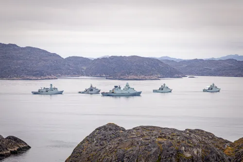 أسطول من السفن الحربية الدنماركية يقوم بدوريات في المياه الجليدية بجنوب غرب غرينلاند خلال مناورات "ضوء القطب الشمالي" العسكرية.