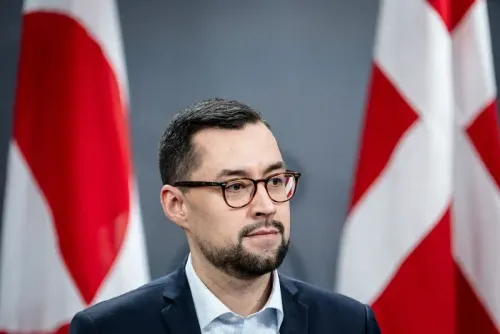 رئيس وزراء غرينلاند، موتي ب. إيجيده، يتحدث في مؤتمر صحفي، مع العلمين الدنماركي والغرينلندي خلفه، معبرًا عن قلقه بشأن زيارة المسؤولين الأمريكيين.