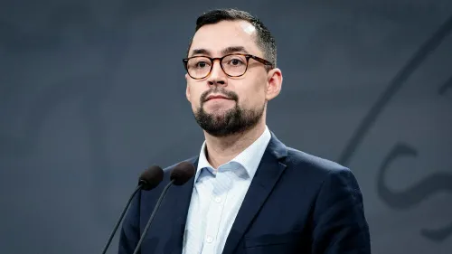 رئيس وزراء غرينلاند موتي إيجيده يتحدث في مؤتمر صحفي حول رفض خطة ترامب لضم الجزيرة، مع التركيز على أهمية الأمن الدولي.