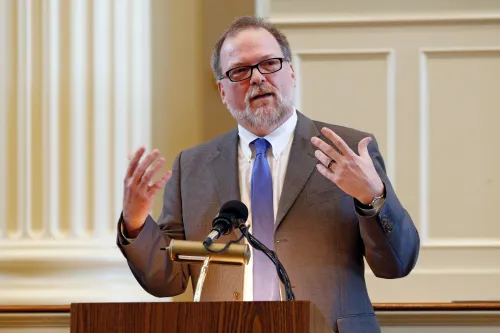 غريغ إيلز، مؤلف ثلاثية "ناتشيز بيرنينغ"، يتحدث في مناسبة عامة، معبراً عن أفكاره بحماس. توفي عن 65 عاماً بعد صراع طويل مع السرطان.