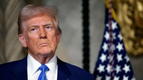 صورة لدونالد ترامب، الرئيس الأمريكي السابق، يظهر فيها بتعبير جاد، مع العلم الأمريكي خلفه، في سياق مناقشة حول قضايا قانونية وسياسية.