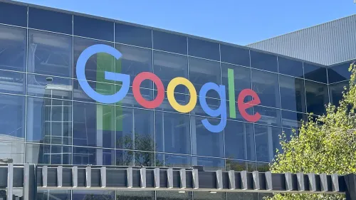 شعار شركة جوجل على واجهة المبنى، مع أشجار خضراء في الجانبين، يعكس التغييرات الجغرافية الجديدة في خرائط جوجل.