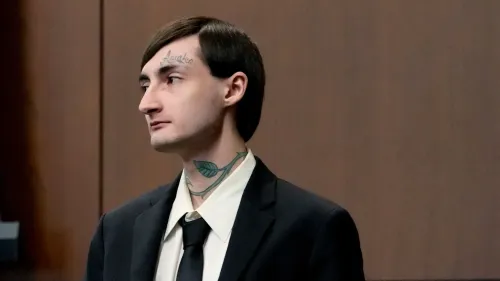 رجل في قاعة المحكمة يرتدي بدلة رسمية، يظهر علامات على وجهه، في سياق محاكمة تتعلق بإطلاق نار جماعي في شيكاغو.