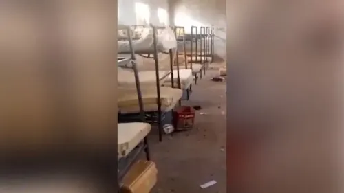 غرفة نوم فارغة في مدرسة سانت ماري، تظهر الأسرة المهجورة بعد اختطاف 215 طالبًا ومعلمًا، مما يعكس حالة الفوضى بعد الهجوم.