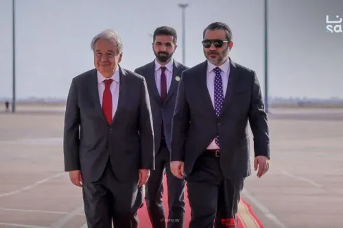 أنطونيو غوتيريش يصل مطار دمشق الدولي في أول زيارة للأمم المتحدة لسوريا منذ 2009، في سياق دعم الشعب السوري والتأكيد على وحدة أراضيه.