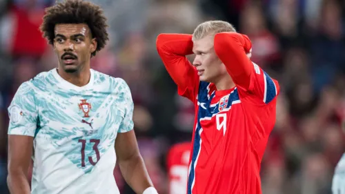 إيرلينغ هالاند يعبّر عن إحباطه خلال مواجهة البرتغال في دوري الأمم الأوروبية، مع لاعب برتغالي يراقب المباراة.