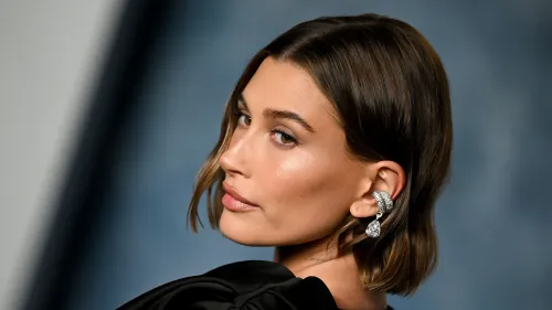 هايلي بيبر تظهر بتسريحة شعر قصيرة ومجوهرات أنيقة، تعكس نجاح علامتها التجارية "رود" في عالم التجميل بعد استحواذ "e.l.f. Beauty".