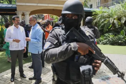 اجتماع لمناقشة الأمن في هايتي، مع وجود شرطي مسلح في المقدمة، ورجال يتحدثون في الخلفية، مما يعكس الوضع المتوتر في البلاد.