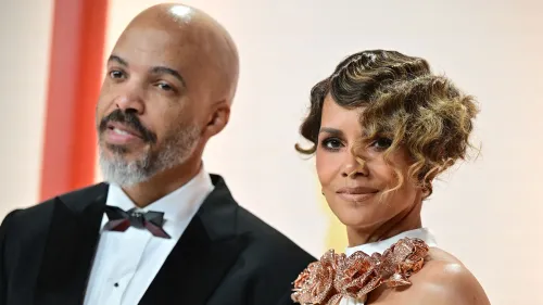 هالي بيري وفان هانت يتحدثان في حدث رسمي، حيث تعبر بيري عن آرائها حول عيد الأم وتوجه رسالة للمنتقدين.