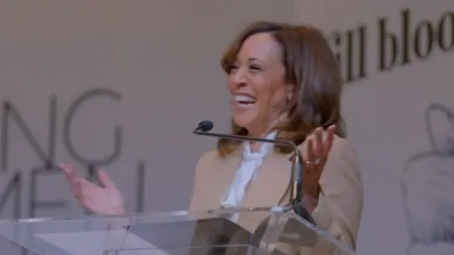 كامالا هاريس تتحدث بحماس خلال حفل Emerge Gala في سان فرانسيسكو، حيث تهاجم سياسات ترامب الاقتصادية وتدعو لدعم النساء في السياسة.