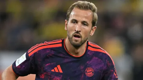 هاري كين لاعب بايرن ميونخ يرتدي زي الفريق خلال مباراة، مرشح قوي لجائزة الكرة الذهبية بعد تسجيله 73 هدفاً في موسم 2025-26.