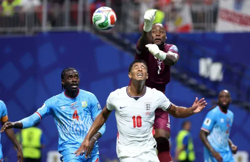 حارس منتخب الكونغو يقفز لالتقاط الكرة في مواجهة لاعب إنجلترا رقم 10 خلال مباراة كأس العالم 2026 بين إنجلترا والكونغو.