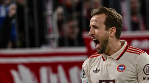 هاري كين يحتفل بتسجيل هدفه الثاني من ركلة جزاء خلال مباراة بايرن ميونيخ ضد باير ليفركوزن في دوري أبطال أوروبا.