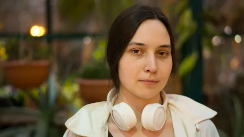 باحثة في كلية الطب بجامعة هارفارد، تحمل سماعات رأس، تعبر عن قلقها بشأن احتجازها بسبب عينة علمية من أجنة الضفادع.