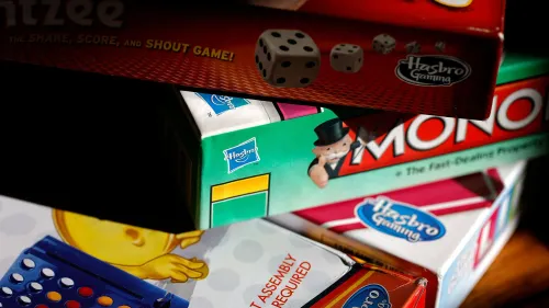 صناديق ألعاب شهيرة من شركة هاسبرو، بما في ذلك "مونوبولي" و"كاندي لاند"، تشير إلى تأثير التعريفات الجمركية على أسعار الألعاب.