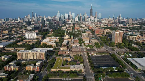 مدينة شيكاغو تعكس حدودها الحضرية مع ناطحات السحاب وخطوط السكك الحديدية، مع التركيز على تأثير الهجرة على الصناعات المحلية.