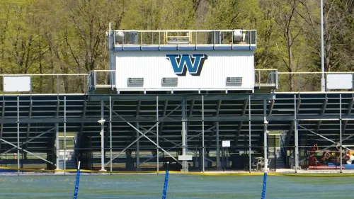 مبنى ملعب مدرسة ويستهيل الثانوية في سيراكيوز، نيويورك، حيث وقعت حوادث المعاكسات بين لاعبي فريق اللاكروس.