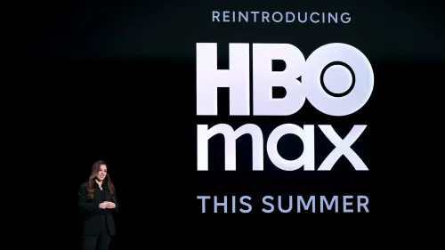 إعادة تقديم شعار HBO Max مع امرأة تتحدث على المسرح، مما يبرز التغيير في اسم الخدمة إلى HBO Max هذا الصيف.