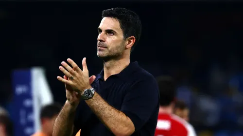 ميكيل أرتيتا مدرب أرسنال يصفق بحماس بعد فوز فريقه على نابولي في دوري أبطال أوروبا على ملعب دييغو أرماندو مارادونا.