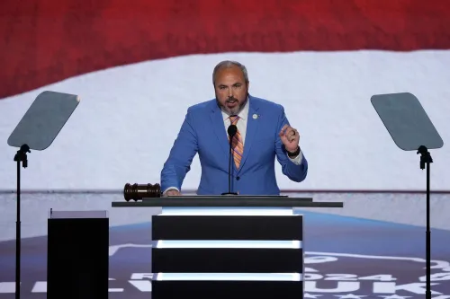 جو جروتيرز يتحدث على المنصة خلال مؤتمر الحزب الجمهوري، مع العلم الأمريكي خلفه، مؤكدًا دعمه للرئيس ترامب.