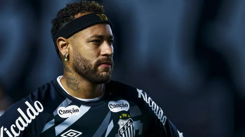 نيمار يرتدي زي نادي سانتوس ويظهر بتركيز خلال مباراة، مع دوره الإداري وتأثيره في تعزيز صفوف الفريق بعد رفع حظر التعاقدات.
