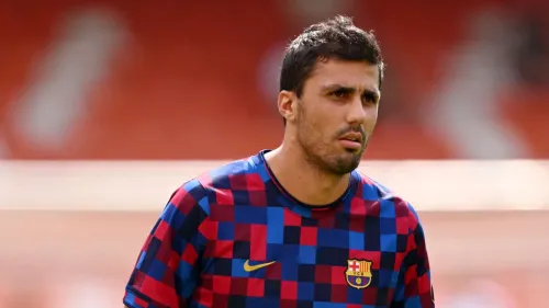 لاعب برشلونة رودري يرتدي قميص تدريب النادي استعدادًا لموسم جديد يعيد تعريف دور المهاجم في الفريق تحت قيادة فليك.
