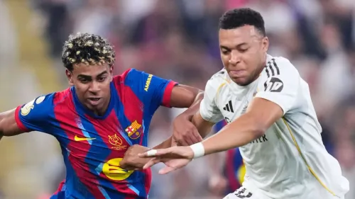 مباراة كرة قدم بين أمين يامال لاعب برشلونة وكيليان مبابي في مواجهة حماسية خلال منافسات الموسم الحالي.