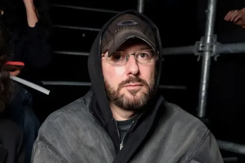 ديمنا غفاساليا، المدير الإبداعي الجديد لدار غوتشي، يظهر في مناسبة مهنية، حيث يعكس أسلوبه الفريد في عالم الموضة الإيطالية.