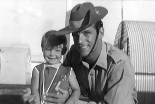 صورة تظهر شيريل غريمر، فتاة صغيرة مبتسمة، مع رجل يرتدي قبعة، في يوم مشمس. تعود الصورة إلى فترة اختفائها في عام 1970.