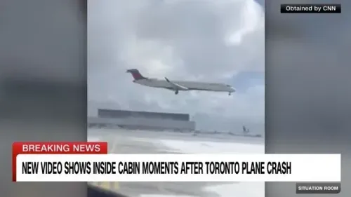 مقطع فيديو يظهر لحظة هبوط الطائرة بعد حادثة تحطم في تورنتو، مع التركيز على الطائرة المقلوبة في المدرج.