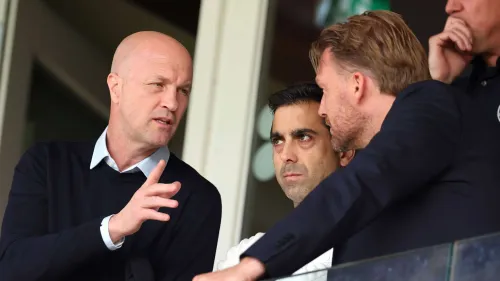 مدرب أياكس Jordi Cruijff وكبير الكشافين Joël Lara يتناقشان بخبرة حول استراتيجيات سوق الانتقالات الذكية للنادي.