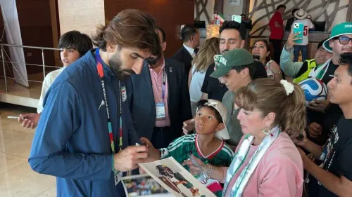 لاعب إيراني يوقع توقيعات للمشجعين في تيخوانا المكسيكية وسط حفاوة ودعم خلال كأس العالم 2026.