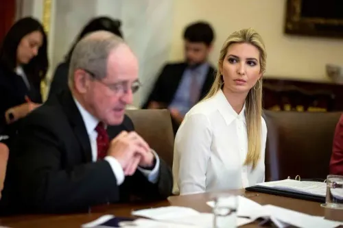 إيفانكا ترامب خلال اجتماع رسمي، تستمع بتركيز إلى من يتحدث، مما يعكس دورها في قضايا المرأة والسلام والأمن.