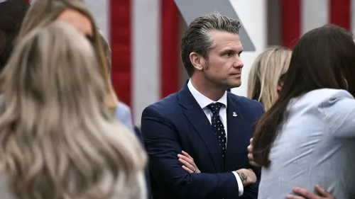 وزير الدفاع الأمريكي بيتر هيجسيث في اجتماع، يعبر عن قلقه بشأن دعم أوكرانيا وسط تراجع المساعدة العسكرية الأمريكية.