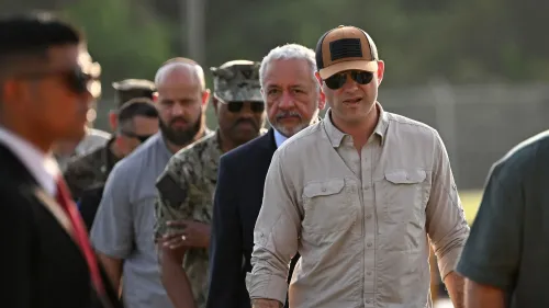 وزير الدفاع الأمريكي بيت هيغسيث يتحدث مع رئيس بنما خوسيه راؤول مولينو خلال زيارة لمناقشة التعاون الأمني وتعزيز العلاقات بين البلدين.