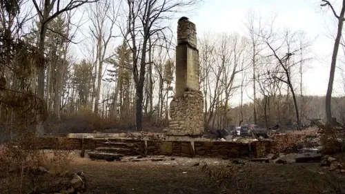 صورة تظهر بقايا "كوخ الأمل" المدمر في نورث كارولينا، حيث تبقى المدخنة قائمة وسط آثار حرائق الغابات الأخيرة.