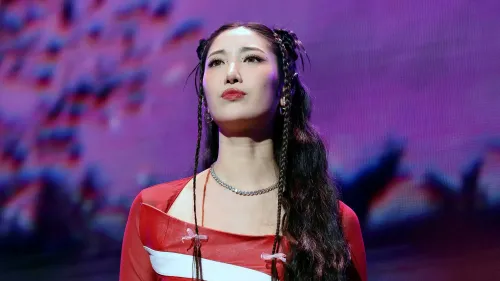 إيجاي، مغنية كورية أمريكية، تتألق على المسرح خلال عرضها في فيلم "KPop Demon Hunters"، معبرة عن قوتها وإبداعها في عالم البوب الكوري.