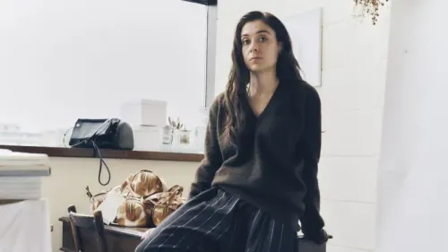 تاليا ليبكين-كونور، مصممة أزياء، تجلس في استوديوها شرق لندن، تعكس تراث عائلتها في مجال الموضة.