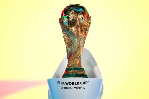 كأس العالم لكرة القدم 2026، يظهر في الصورة الكأس الذهبية اللامعة، رمز البطولة الرياضية العالمية الكبرى.