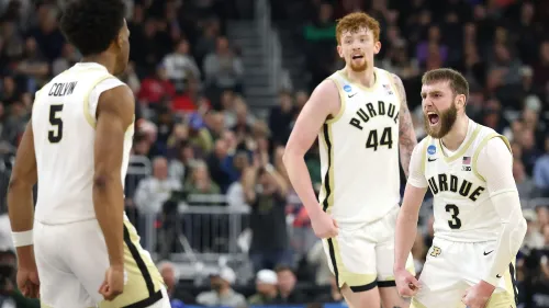 لاعبو فريق بوردو يحتفلون بعد تسجيل نقطة مهمة خلال مباراة NCAA، حيث يظهرون الحماس والتركيز في لحظة حاسمة.