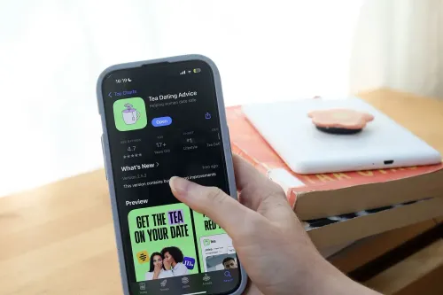 تطبيق "Tea Dating Advice" على الهاتف، يعرض تفاصيل حول المواعيد، مع التركيز على أهمية الأمان والخصوصية في مشاركة الصور الشخصية.